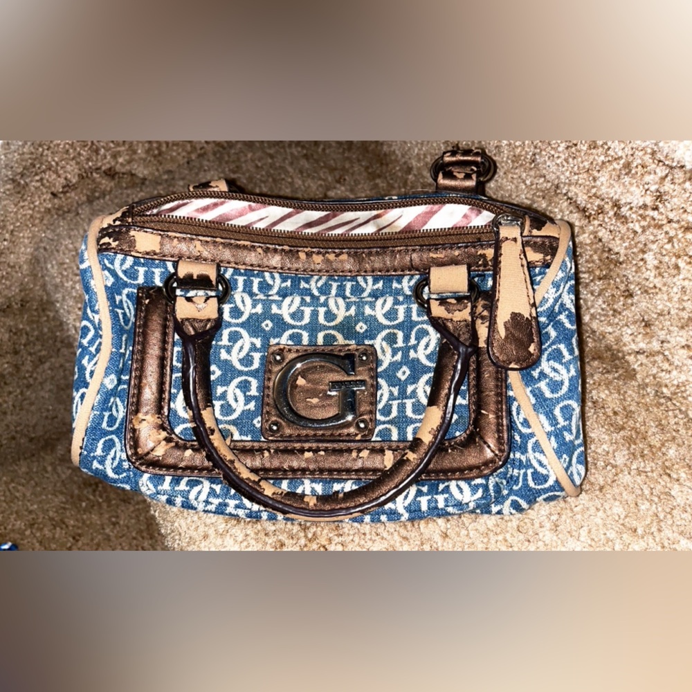 💝FREE w/Purchase💝 Mini Guess purse 👛
